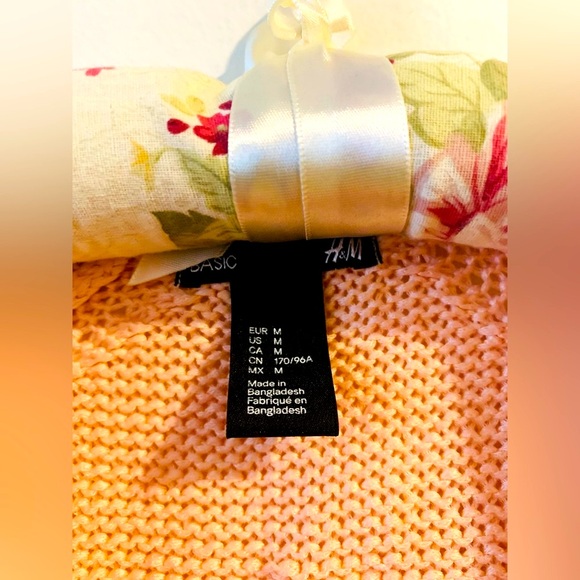 Small/medium Sweater Bundle 🌺 - Picture 7 of 15